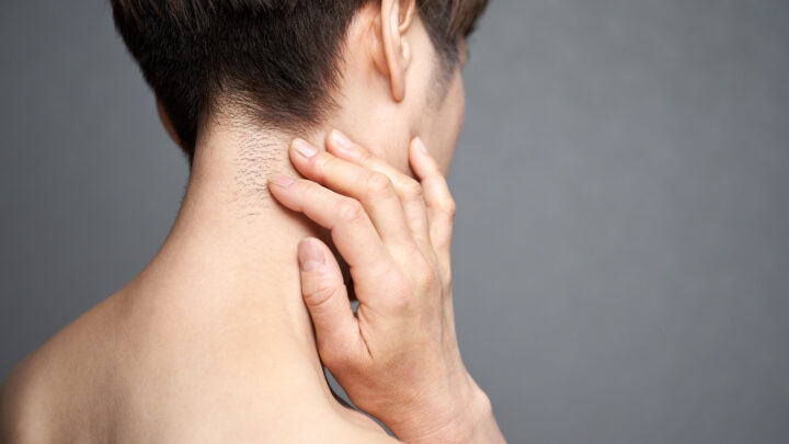 Mal di testa cervicale: quando il collo può contribuire alla cefalea